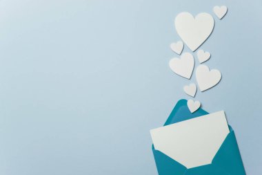 Babalar Günü kartı maket. Mavi zarf boş beyaz kart ve kalpler