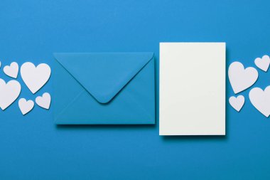 Babalar Günü kartı maket. Mavi zarf boş beyaz kart ve kalpler