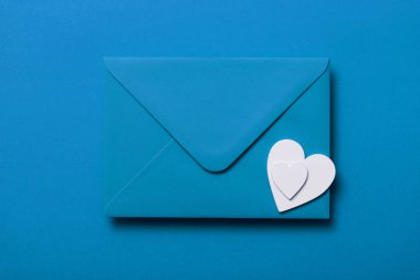 babalar günü mektubu. Beyaz kalpli mavi zarf