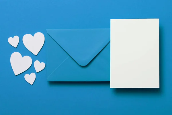 父亲节卡片模型。蓝色信封空白白卡和心 — 图库照片