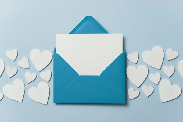 Fathers Day card mockup. Blue envelope blank white card and hearts — Stock Photo, Image