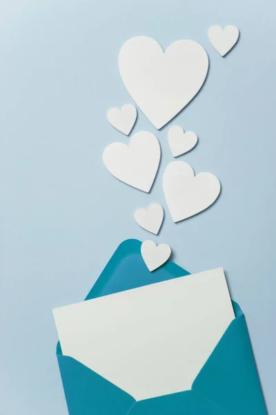 Карточный макет ко Дню отца. Синий конверт чистая белая карточка и сердца — стоковое фото