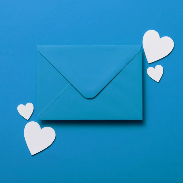 Γράμμα της ημέρας του πατέρα. Μπλε φάκελος με λευκές καρδιές — Φωτογραφία Αρχείου
