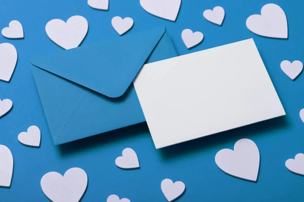 Η κάρτα της ημέρας των πατέρων. Μπλε φάκελος κενή λευκή κάρτα και καρδιές — Φωτογραφία Αρχείου