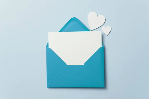 Babalar Günü kartı maket. Mavi zarf boş beyaz kart ve kalpler — Stok fotoğraf