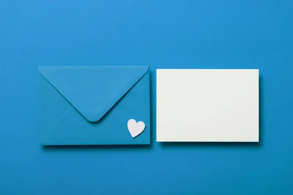 Tarjeta del Día de los Padres maqueta. Tarjeta blanca y corazones en blanco sobre azul —  Fotos de Stock