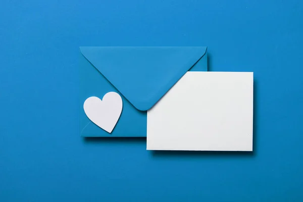 父亲节卡片模型。蓝色信封空白白卡和心 — 图库照片