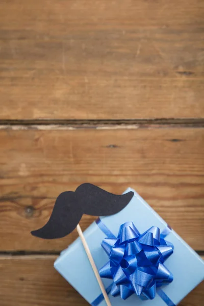Giorno di padri regalo avvolto blu con baffi di carta. Felice padri giorno sfondo — Foto Stock
