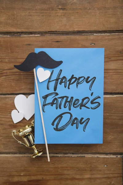 Carte du jour des Pères heureux avec moustache en papier et coeurs d'amour — Photo