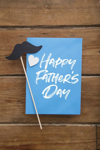 Svátek šťastných otců s papírovým knírkem a láskou — Stock fotografie