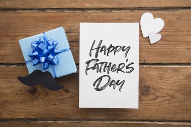 Hediye kutusu ve bıyık ile Happy Babalar Günü kart kompozisyonu