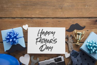 Hediyeler, bıyık, kupa, kamera ile Happy Babalar gün kart kompozisyon
