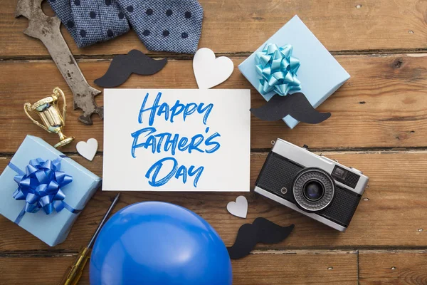 Šťastné otcové denní složení karet s dárky, knírem, trofejí, fotoaparátem — Stock fotografie