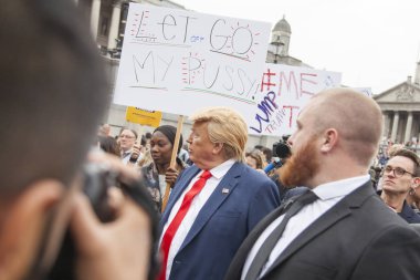Londra, İngiltere - 4 Haziran 2019: Siyasi protesto sırasında Trafalgar Meydanı'nda Donald Trump'a benzeyen biri