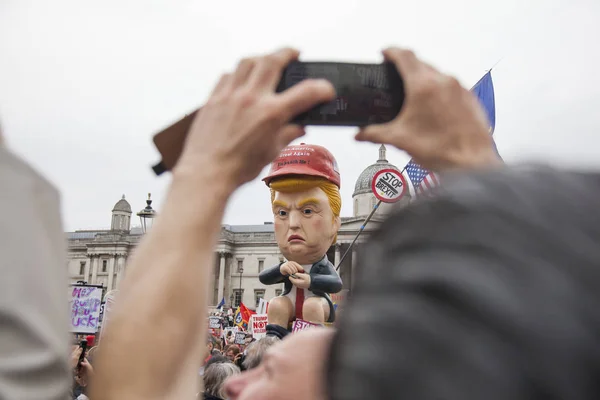ЛОНДОН, Великобритания - 4 июня 2019 года: Политическая сатира на Дональда Трампа, сделанная на марше против Трампа в Лондоне — стоковое фото
