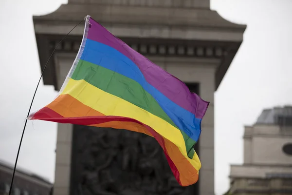 Un steag mare de curcubeu al mândriei gay la un marș gay LGBTQ — Fotografie, imagine de stoc