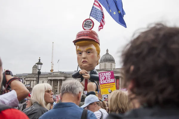 ЛОНДОН, Великобритания - 4 июня 2019 года: Политическая сатира на Дональда Трампа, сделанная на марше против Трампа в Лондоне — стоковое фото
