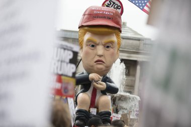Londra, İngiltere - 4 Haziran 2019: Donald Trump'ın Londra'daki Trump karşıtı yürüyüşünde yaptığı siyasi hiciv heykeli