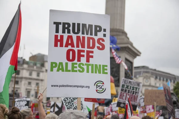 LONDRES, Reino Unido - 4 de junio de 2019: Grandes multitudes de manifestantes se reúnen en el centro de Londres para protestar contra la visita de estado del presidente Trumps al Reino Unido —  Fotos de Stock