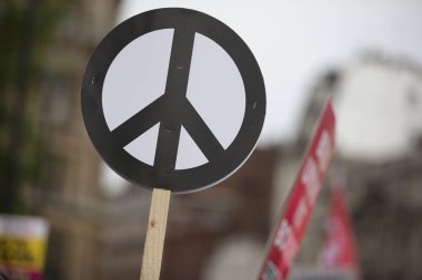 Bir kişi bir protesto bir barış işareti afiş tutar