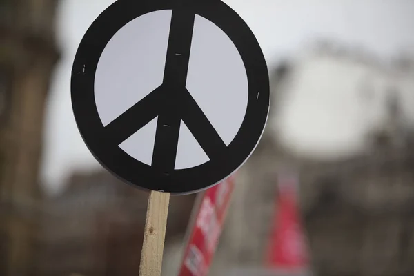 Человек держит плакат с знаком мира на протесте — стоковое фото