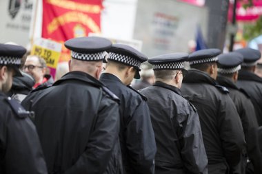 Londra, İngiltere - 4 Haziran 2019: Londra'daki siyasi protesto etkinliği sırasında Metropolitan polis teşkilatından polis memurları sıraya giriyor