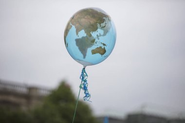 Bir ip üzerinde yüzen toprak şeklinde bir balon. İklim ve çevre kavramı