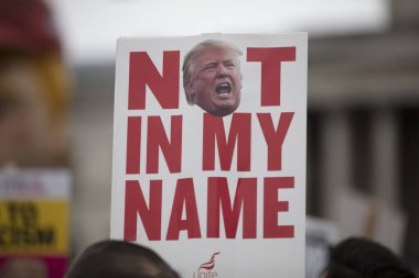 Londra, İngiltere - 4 Haziran 2019: Başkan Trumps'ın Birleşik Krallık'a resmi ziyaretine karşı gösteri yapmak için londra'nın merkezinde büyük bir protestocu kalabalığı toplandı