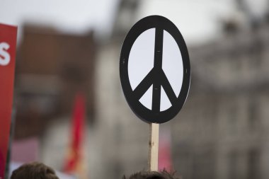 Bir kişi bir protesto bir barış işareti afiş tutar