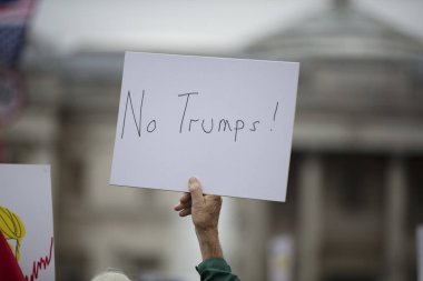Londra, İngiltere - 4 Haziran 2019: Başkan Trumps'ın Birleşik Krallık'a resmi ziyaretine karşı gösteri yapmak için londra'nın merkezinde büyük bir protestocu kalabalığı toplandı