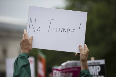 Londra, İngiltere - 4 Haziran 2019: Başkan Trumps'ın Birleşik Krallık'a resmi ziyaretine karşı gösteri yapmak için londra'nın merkezinde büyük bir protestocu kalabalığı toplandı