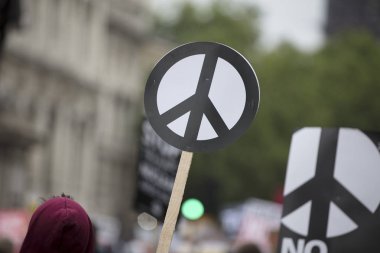 Bir kişi bir protesto bir barış işareti afiş tutar