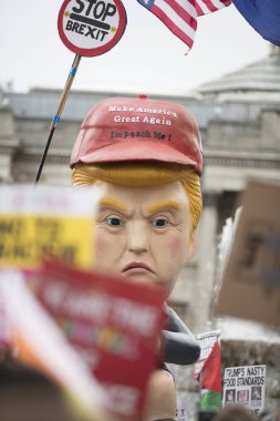 Londra, İngiltere - 4 Haziran 2019: Donald Trump'ın Londra'daki Trump karşıtı yürüyüşünde yaptığı siyasi hiciv heykeli