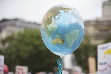 Bir ip üzerinde yüzen toprak şeklinde bir balon. İklim ve çevre kavramı