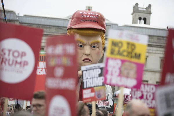 ロンドン、英国 - 2019年6月4日:ロンドンの反トランプ行進で作られたドナルド・トランプの政治風刺彫刻 — ストック写真