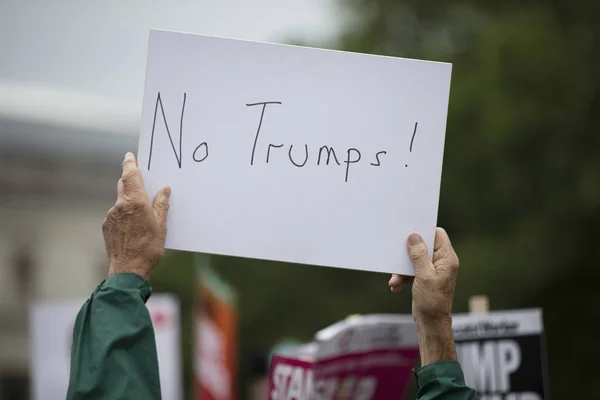 London, uk-június 4, 2019: nagy tömegek tiltakozók gyűlnek össze London központjában, hogy bizonyítani ellen elnök Trumps állami látogatás az Egyesült Királyságban — Stock Fotó