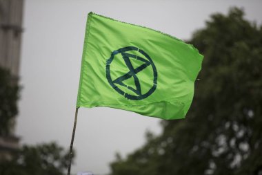 Londra, İngiltere - 4 Haziran 2019: Extinction İsyanı bayrakları protestoda dalgalanıyor