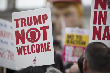 Londra, İngiltere - 4 Haziran 2019: Başkan Trumps'ın Birleşik Krallık'a resmi ziyaretine karşı gösteri yapmak için londra'nın merkezinde büyük bir protestocu kalabalığı toplandı