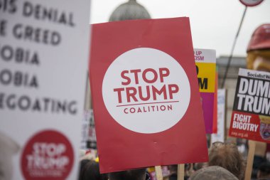 Londra, İngiltere - 4 Haziran 2019: Başkan Trumps'ın Birleşik Krallık'a resmi ziyaretine karşı gösteri yapmak için londra'nın merkezinde büyük bir protestocu kalabalığı toplandı