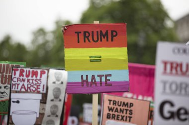 Londra, İngiltere - 4 Haziran 2019: Başkan Trumps'ın Birleşik Krallık'a resmi ziyaretine karşı gösteri yapmak için londra'nın merkezinde büyük bir protestocu kalabalığı toplandı