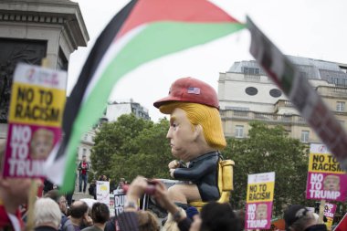 Londra, İngiltere - 4 Haziran 2019: Donald Trump'ın Londra'daki Trump karşıtı yürüyüşünde yaptığı siyasi hiciv heykeli