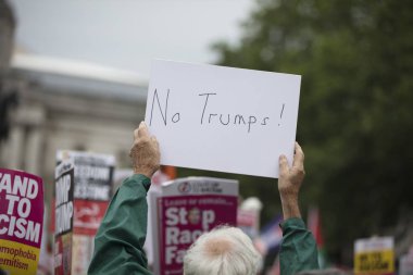 Londra, İngiltere - 4 Haziran 2019: Başkan Trumps'ın Birleşik Krallık'a resmi ziyaretine karşı gösteri yapmak için londra'nın merkezinde büyük bir protestocu kalabalığı toplandı