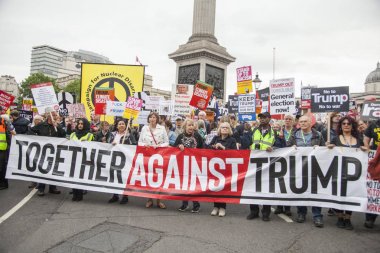 Londra, İngiltere - 4 Haziran 2019: Başkan Trumps'ın Birleşik Krallık'a resmi ziyaretine karşı gösteri yapmak için londra'nın merkezinde büyük bir protestocu kalabalığı toplandı