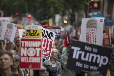 Londra, İngiltere - 4 Haziran 2019: Başkan Trumps'ın Birleşik Krallık'a resmi ziyaretine karşı gösteri yapmak için londra'nın merkezinde büyük bir protestocu kalabalığı toplandı