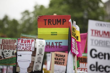 Londra, İngiltere - 4 Haziran 2019: Başkan Trumps'ın Birleşik Krallık'a resmi ziyaretine karşı gösteri yapmak için londra'nın merkezinde büyük bir protestocu kalabalığı toplandı