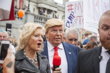 Londra, İngiltere - 4 Haziran 2019: Siyasi protesto sırasında Trafalgar Meydanı'nda Donald Trump'a benzeyen biri