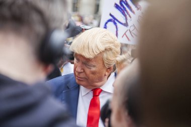 Londra, İngiltere - 4 Haziran 2019: Siyasi protesto sırasında Trafalgar Meydanı'nda Donald Trump'a benzeyen biri