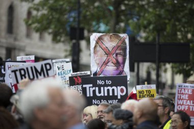 Londra, İngiltere - 4 Haziran 2019: Başkan Trumps'ın Birleşik Krallık'a resmi ziyaretine karşı gösteri yapmak için londra'nın merkezinde büyük bir protestocu kalabalığı toplandı