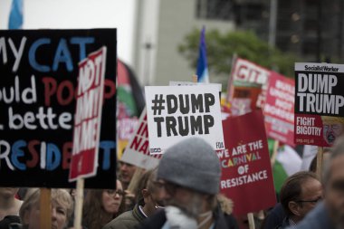 Londra, İngiltere - 4 Haziran 2019: Başkan Trumps'ın Birleşik Krallık'a resmi ziyaretine karşı gösteri yapmak için londra'nın merkezinde büyük bir protestocu kalabalığı toplandı