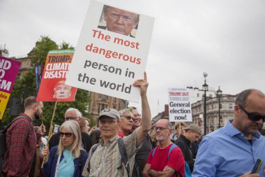 Londra, İngiltere - 4 Haziran 2019: Başkan Trumps'ın Birleşik Krallık'a resmi ziyaretine karşı gösteri yapmak için londra'nın merkezinde büyük bir protestocu kalabalığı toplandı